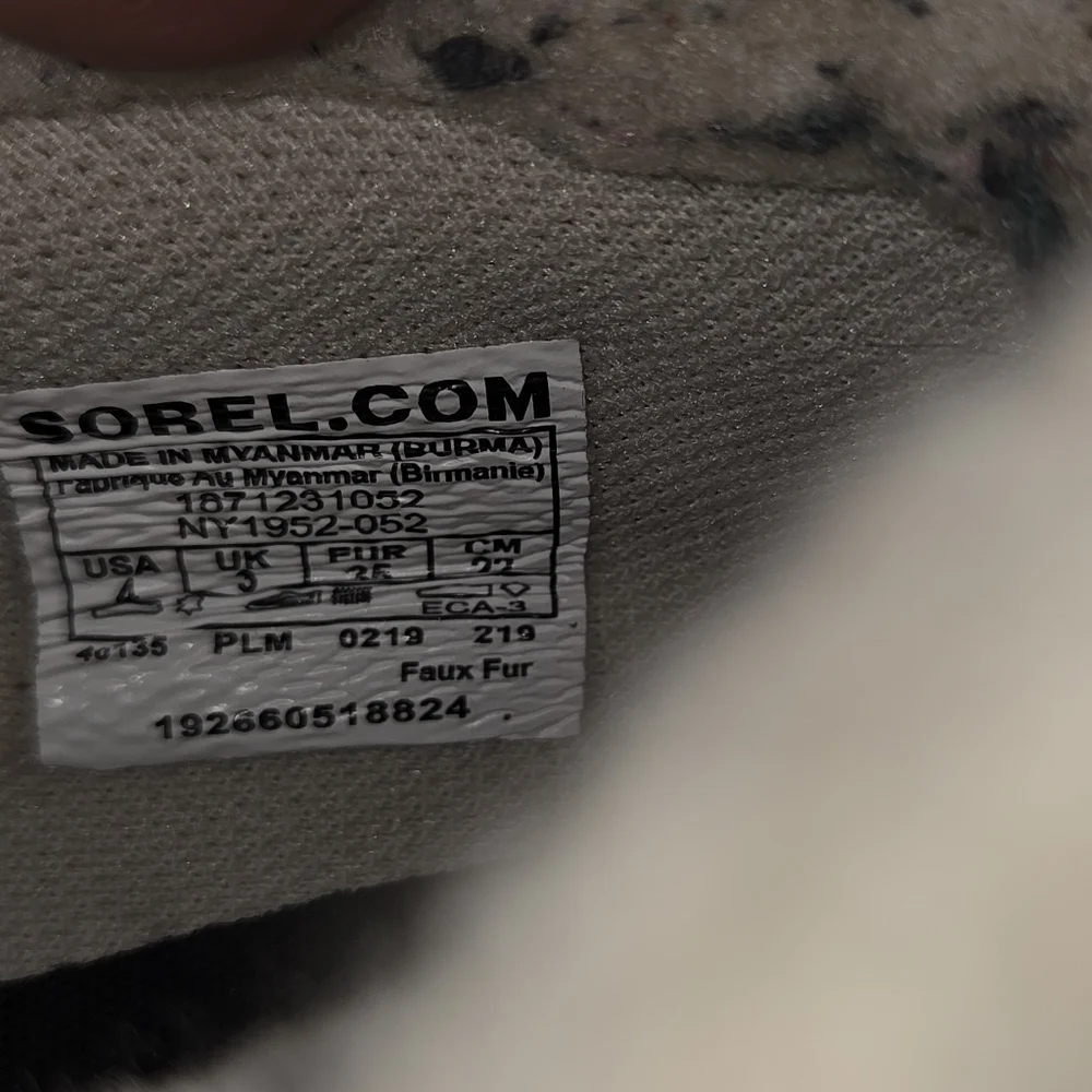 Sorel Kids  size 4 Boots in Gray suede with Orange Accents